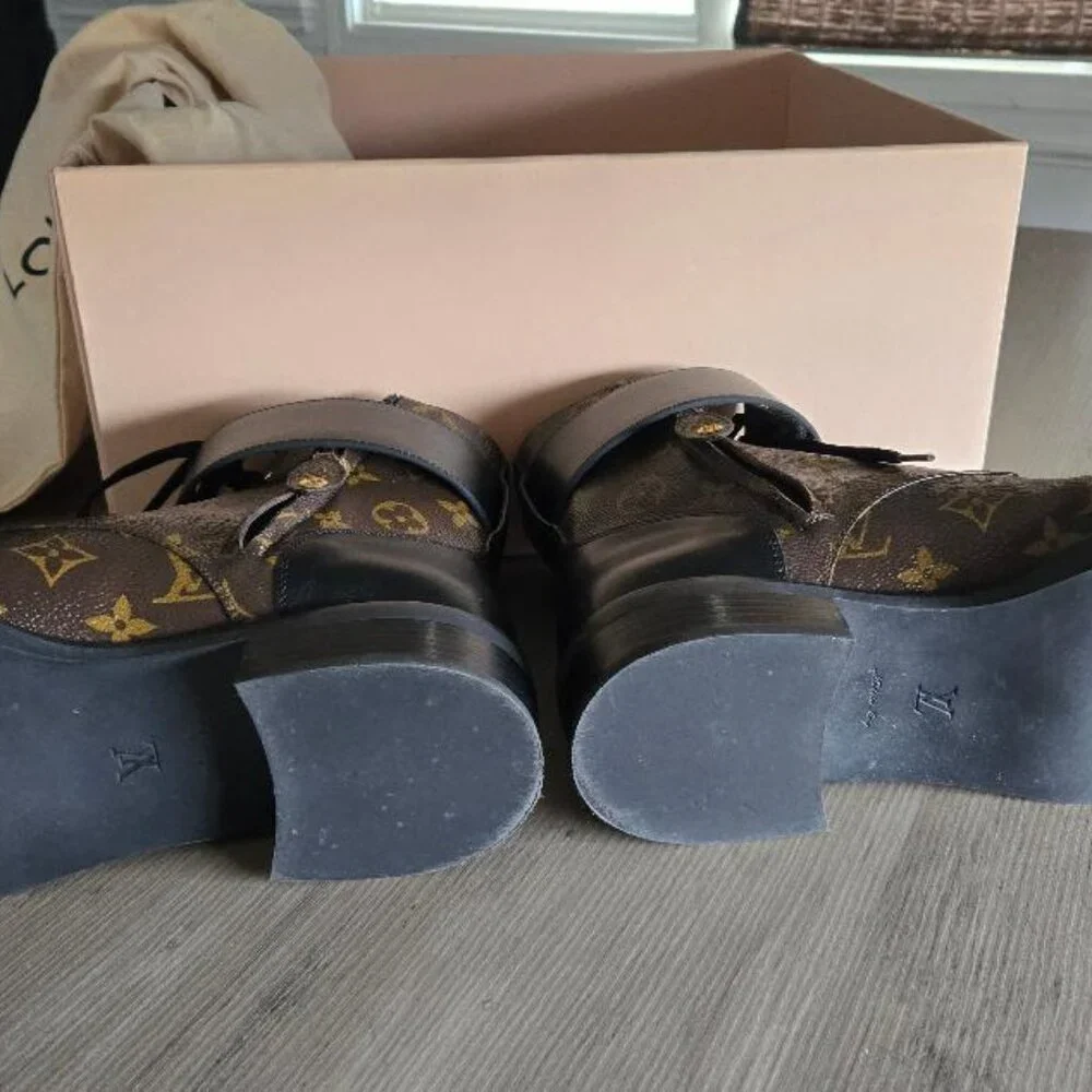 Louis Vuitton - Picture 2 of 6